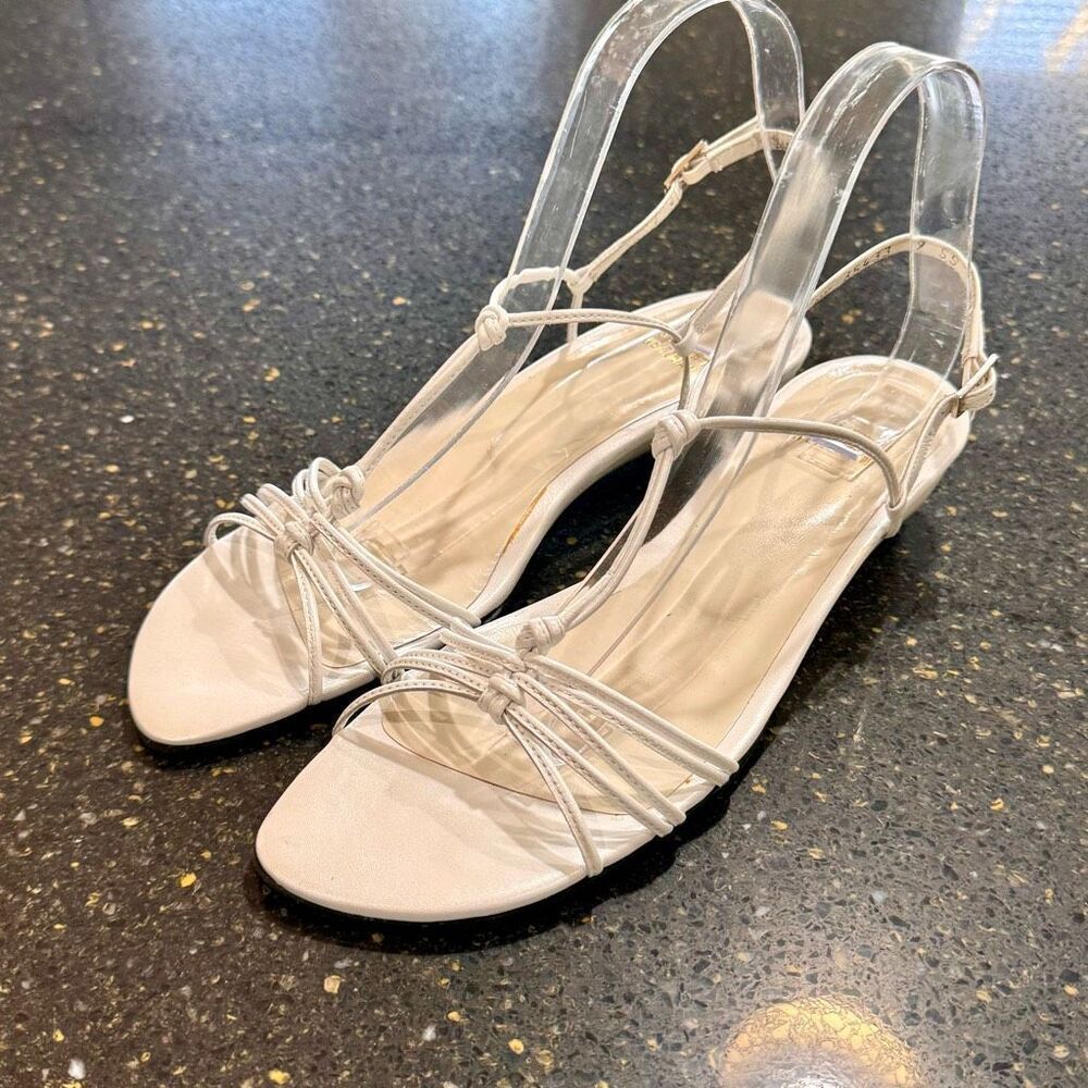 Gorgeous Stuart Weitzman White Summer Sandals | 9